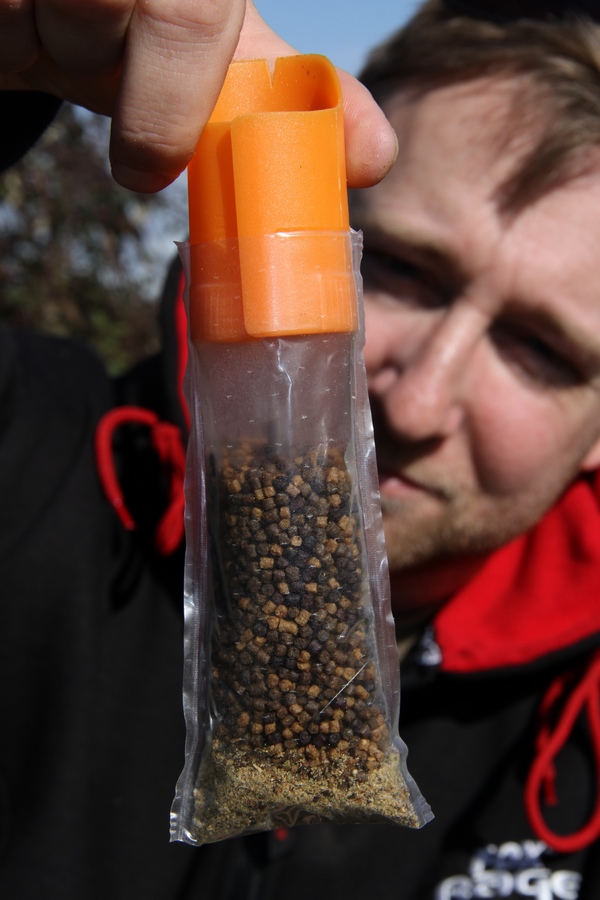 Přidejte zátěž a trochu pelet, nechte mezeru asi 2 cm