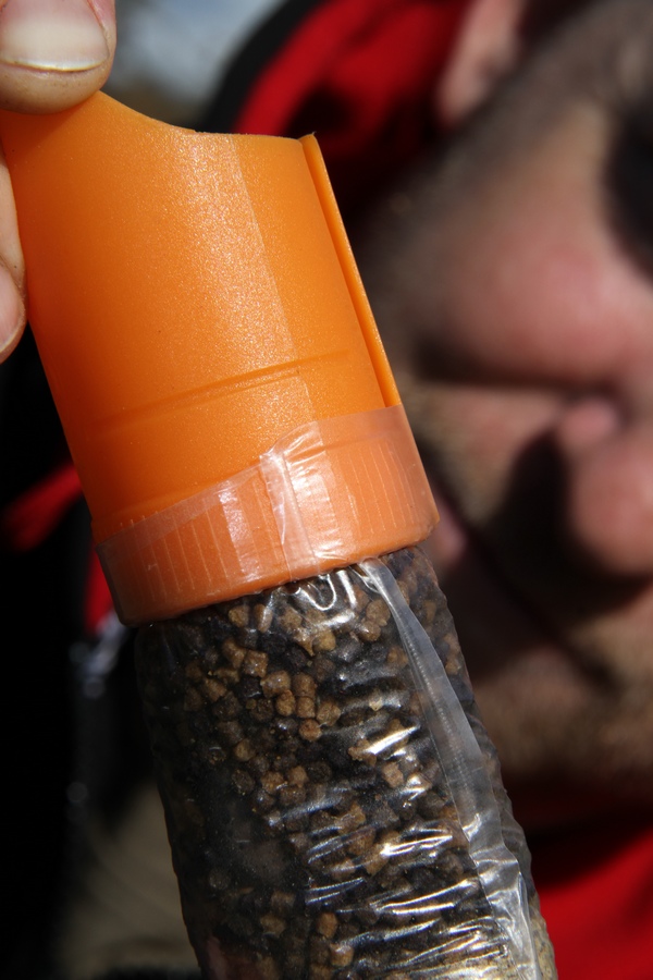 Ujistěte se, že nástraha je správně ve spodní části