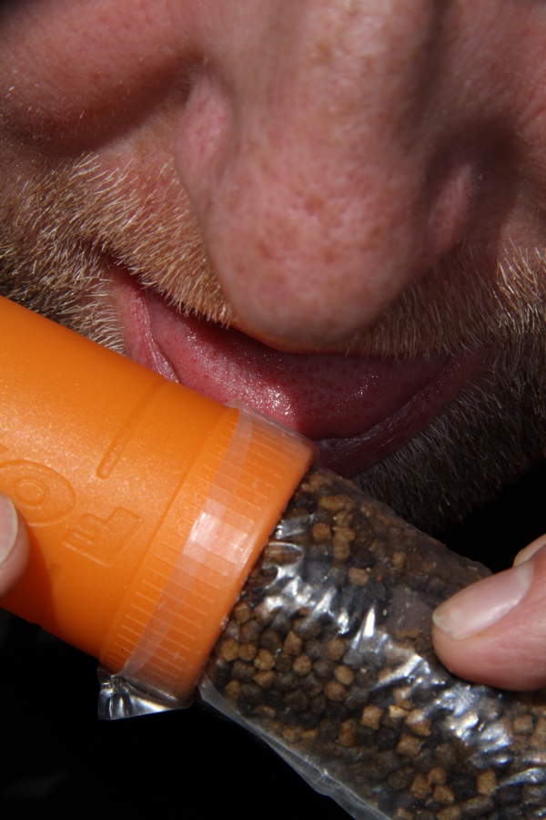 Okraj nasliňte (navlhčete)