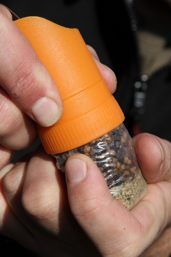 Vtlačením otočte lepkavou stranu navrch