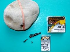 Kamenná montáž na závěsu s fixačním kolíčkem