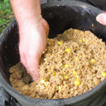 Čas všechno smíchat dohromady, v případě potřeby je možné pro dosažení ideální konzistence přidat vodu