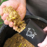 Směsí naplňte větší část pomůcky pro tvorbu koulí