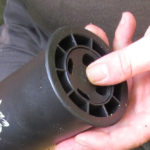 Zatlačte na dno větší části a uvidíte, jak obě součástky půjdou od sebe