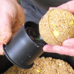 Nyní pro změnu zatlačne na dno menší části a koule se lehce uvolní