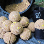 Výsledek - během několika minut může být velké množství krmné směsi proměněno v hromadu identických koulí