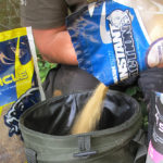 Nosičem je sladký method mix s hodně hrubými částicemi