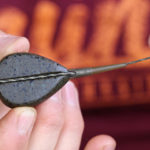 Olověnku povedete kolem olůvka a těsně ji zajistíte kolíčkem s převkem na konci