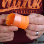 Začněte s natažením kroužku na plnící pomůcku