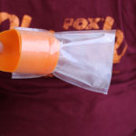 Odstraňte kroužek a plnící pomůcka pak sama udrží sáček napnutý