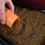 Použijte ji jako lopatku a naberte do sáčku trochu krmící směsi