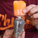 Pomocí plnící pomůcky sáček jeden krát pořádně otočte