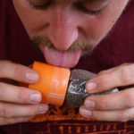 Rychlým pohybem olízněte celý obvod sáčku