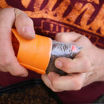 Zatlačte pomůcku dolů kolem celého sáčku, aby se stěny slepily