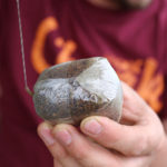 Zatlačte sáček do kompaktního rozměru a rohy pomocí olíznutí přilepte na stranu