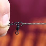 Začněte s připevněním obratlíku Edges Kwik Change Drop Off na olověnku (nebo jiný koncový materiál)