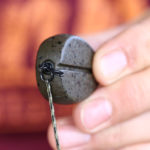 Tímto způsobem zatlačte obratlík s čepičkou do olůvka