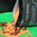 Poté vše zasypte powderem