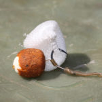 Nugetu z pěny nedávám přímo na háček, ale obalím jí PVA síťkou a tu zachytím na háček