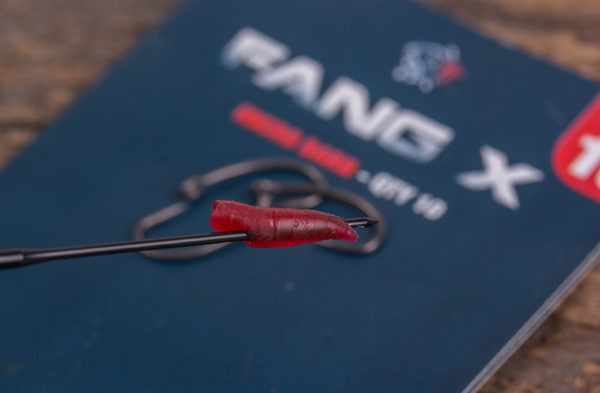 5. Mikro boilies jehlou propíchněte gumové červy. Vtlačte špičku ze strany do červa 1 – 2 mm od jeho tupého konce a vytáhněte přímo špičkou nástrahy. 