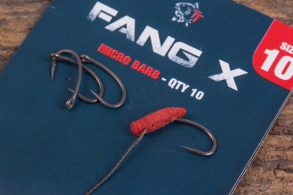 6. Natáhněte gumového červa na Armourlink k očku háčku, takže Armourlink se nachází uvnitř nástrahy a vytváří vyrovnávací „aligner“ efekt, díky němuž se háček lépe otáčí. 