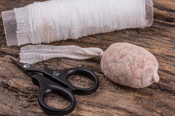 3. Konec síťky svažte co nejpevněji běžnou smyčkou a ustřihněte PVA sáček od zbytku materiálu na PVA trubici a nechte 8 – 10 cm dlouhý konec nad samotným sáčkem. 