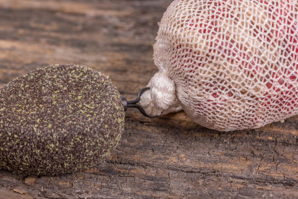 4. Protáhněte volný konec přes větší očko helikoptérového obratlíku a obyčejným uzlem přivažte velký sáček k olovu. 