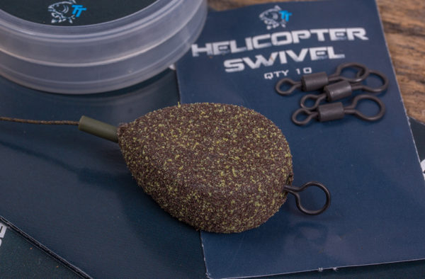 2. Z 55 - 85g těžkého olova Inline Pear použijte zadní část hadičky proti zamotání a stáhněte ji dolů na návazec Cling On leader a zatlačte malé očko Helikoptéry do zářezu v přední části olova.