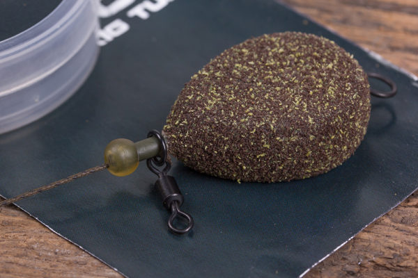 3. Stáhněte kužel obratlíku Uni Ring Swivel dolů na předvazec a přes tuhou hadičku nad olovem a zajistěte v pozici zmáčknutím korálku Bore Bead na konci hadičky.