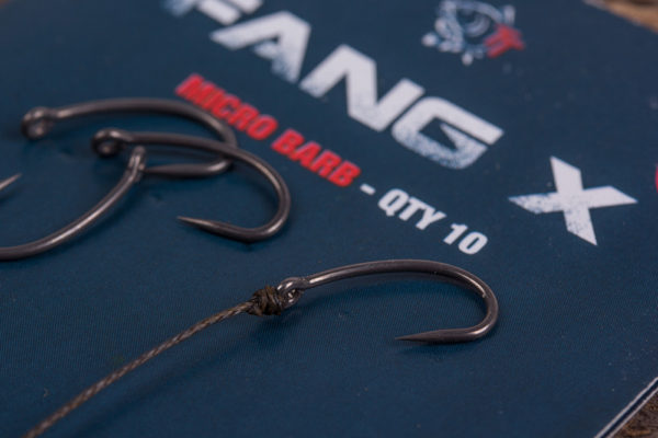 4. Navažte háček Fang X Micro Barb velikosti 10 na 15cm šňůry Armourlink 15lb uzlem Grinner s 15 otáčkami nebo uzlem Palomar.