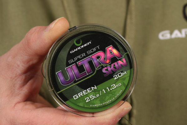 1. Pro použití návazce vezmeme splétanou šňůru od Gardner Super Soft Ultra Skin a Rigga háček s protihrotem