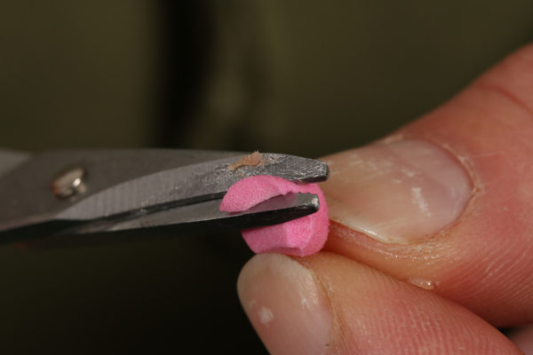 12. A jednotlivé hrany odstřihneme stejně tak, jako jsme odstřihávali klobásku