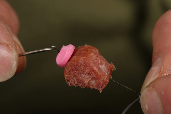 13. Nyní ji nasuneme na konec klobásky a měla by pěkně na ní přiléhat, jak vidíme na obrázku