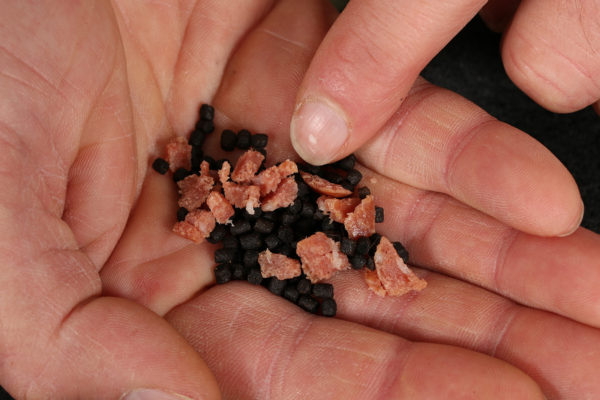 14. Kousky klobásky, které jsme dříve odstřihnuli, smícháme s malými peletkami