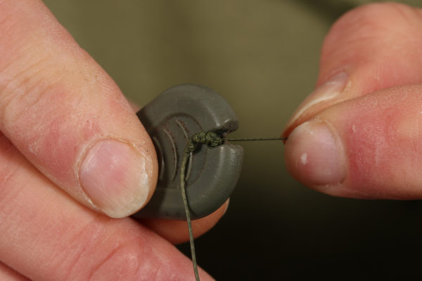 2. Vezmeme stahovač Gardner Peel and Pull Stripper tool a odstraníme asi 10cm svrchní vrstvy ze splétané šnůry