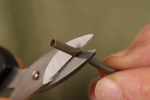 2. Nyní ustřihneme asi 12mm ze smršťovací hadičky Large Covert Shrink Tube