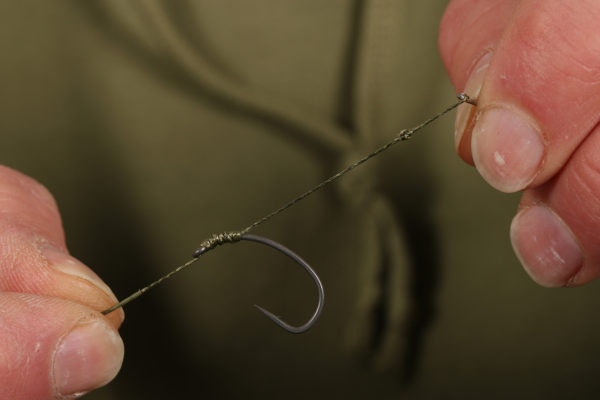 4. Nyní vytvoříme bezuzlový uzel  a ponecháme delší část na nástrahu