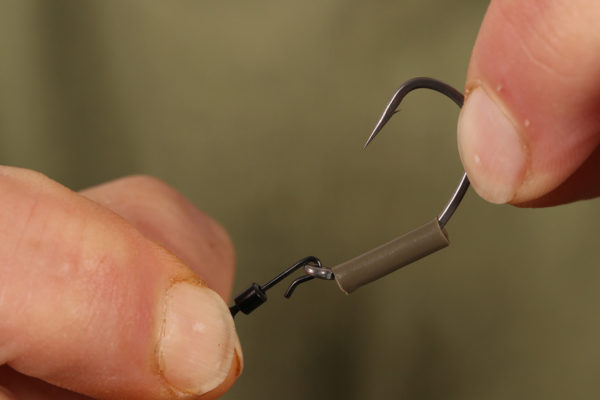 4. Poté vezmeme obratlík Target Kwik Low Swivel velikost  č.12 a připevníme ho k očku háčku tak, jak je demonstrováno na obrázku