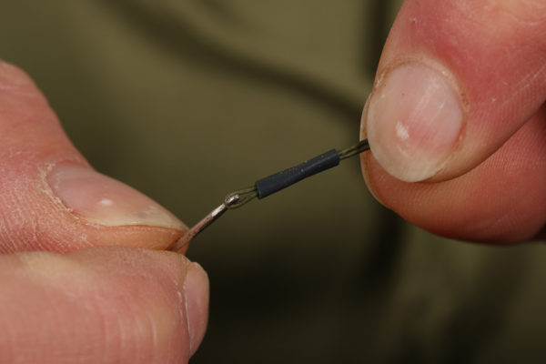 5. Vezmeme malý kousek siliconové hadičky Gardner Covert Silicone Tubing a navlíkneme ji na spodní část návazce