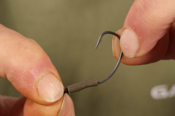 5. A smršťovací hadičku přetáhneme přes část obratlíku a očka háčku