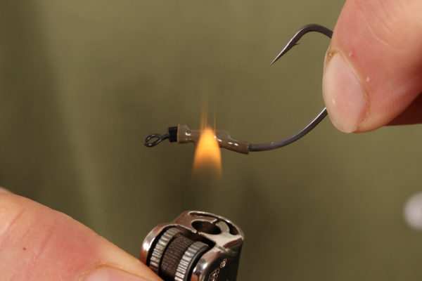 6. Za použití zapalovače jemně nahřejeme smršťovací hadičku