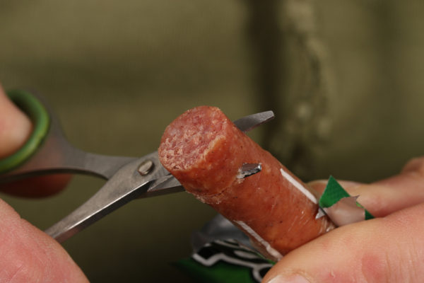 8. Vezmeme vepřovou klobásku a kousek odstřihneme