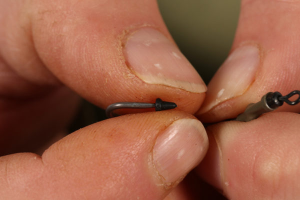 8. Nyní použijeme zarážku Covert Hook Stop a navlíkneme ji na háček