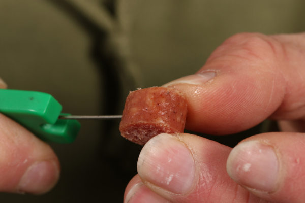 9. Odstřiženou část nasuneme na provlékací jehlu