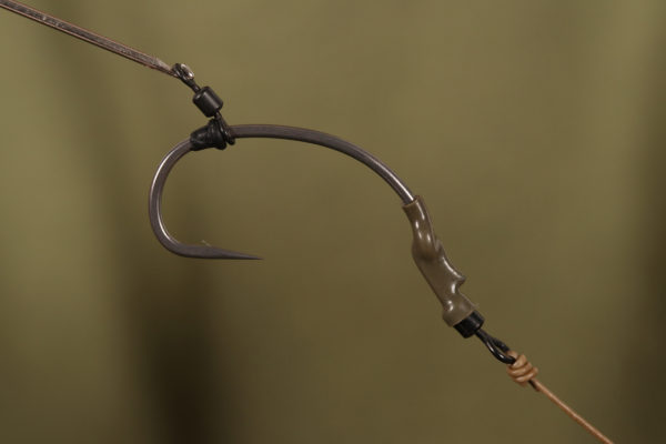 9. Zarážku stáhneme až do úrovně háčku, kde bude oproti hrotu háčku