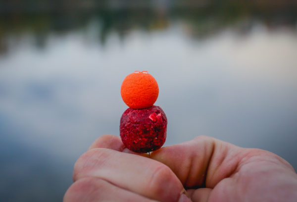 3. Navlečeme nástrahu na smyčku a zajistíme boilie zarážkou