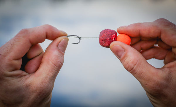 5. Navlečeme kroužek na zvolený háček, tak jak je znázorněno