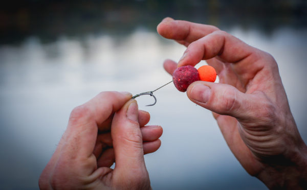 6. Nastavíme kroužek do ohybu háčku a uvážeme bezuzlovým vázáním