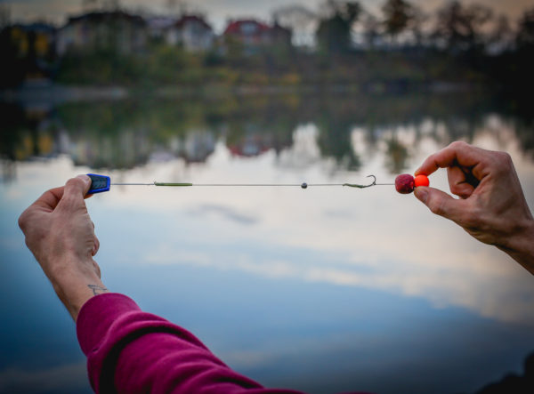 7. Navlečeme vlasové rovnátko přes očko háčku