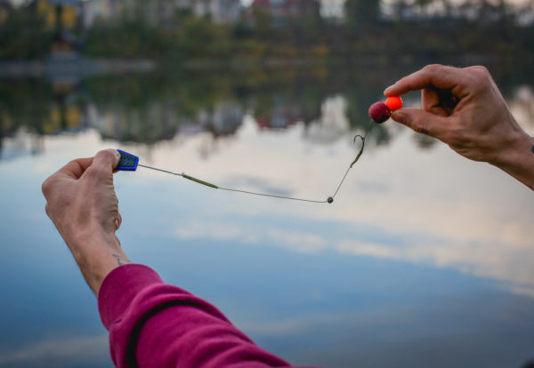 8. 3cm od rovnátka připevníme na šňůrku 1g brok a navlečeme Anti-tangle